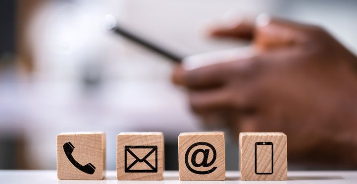 Cubos con iconos de contacto