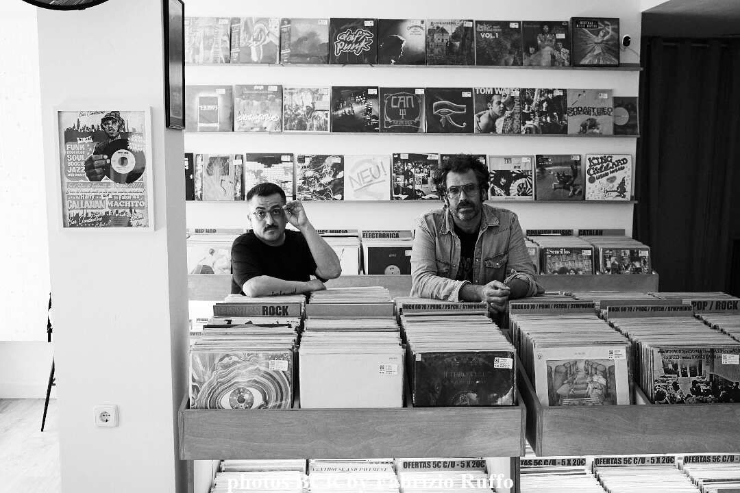 Barcelona City Records personas al interior de la tienda