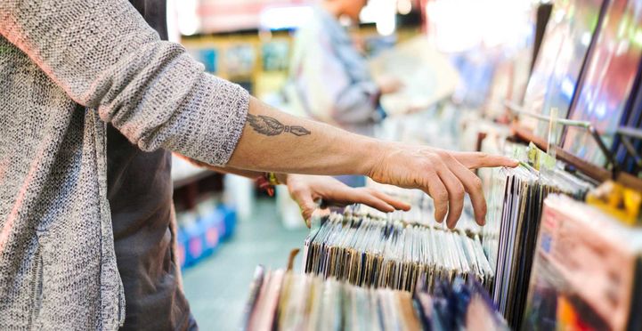 Hombre buscando disco de vinilo