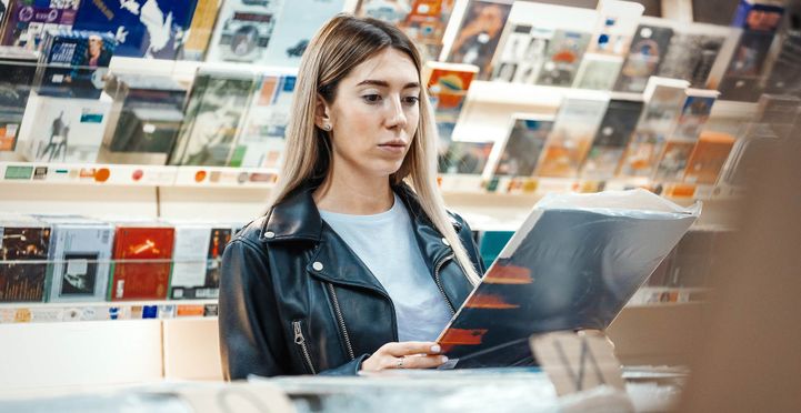 Mujer observando vinilo